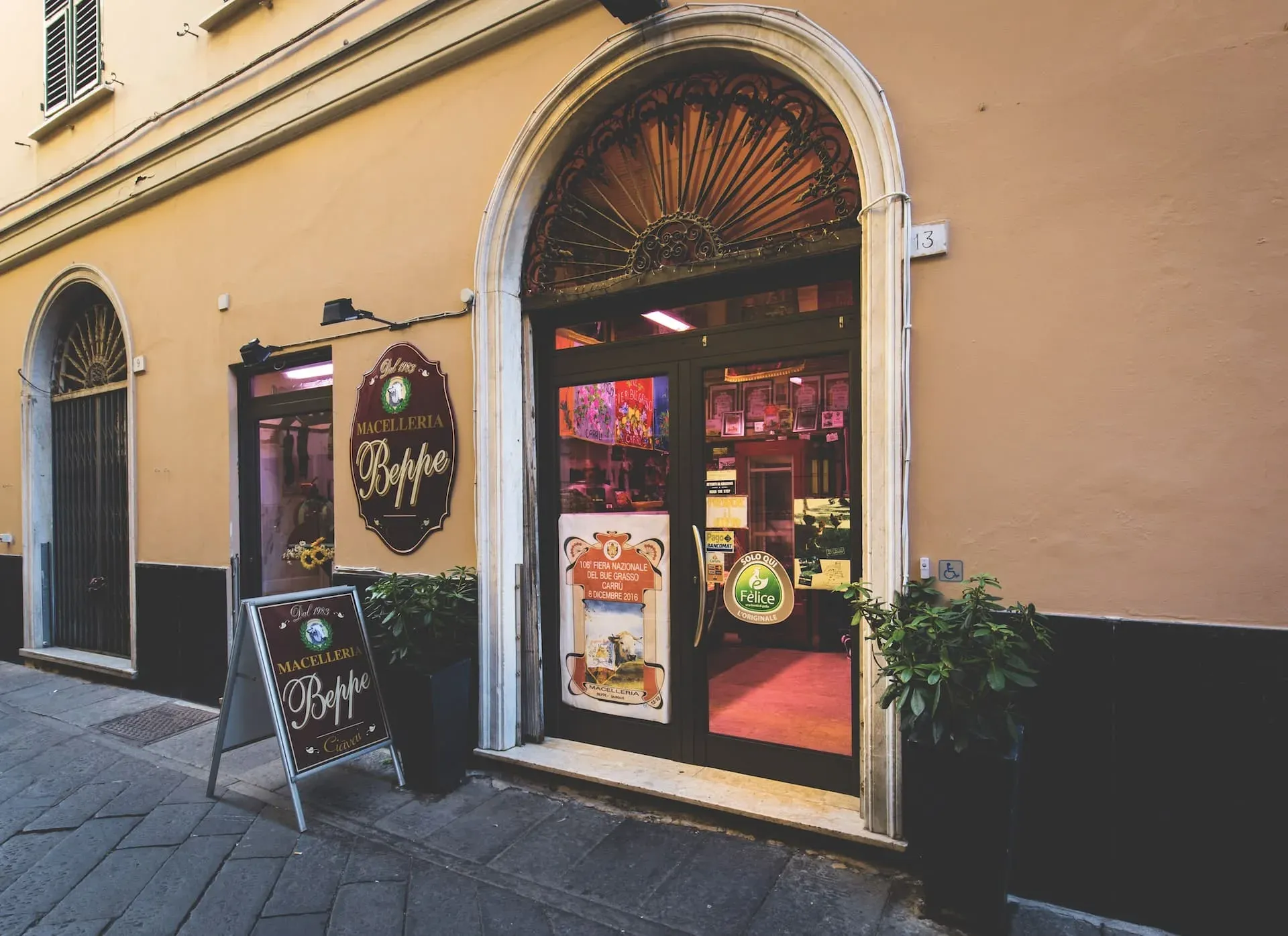 L’ingresso della Macelleria Beppe a Chiavari, sotto l’arco