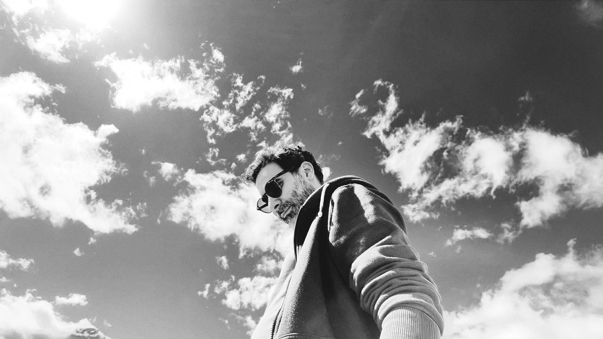 Luciano Zangari, ritratto in bianco e nero contro il cielo