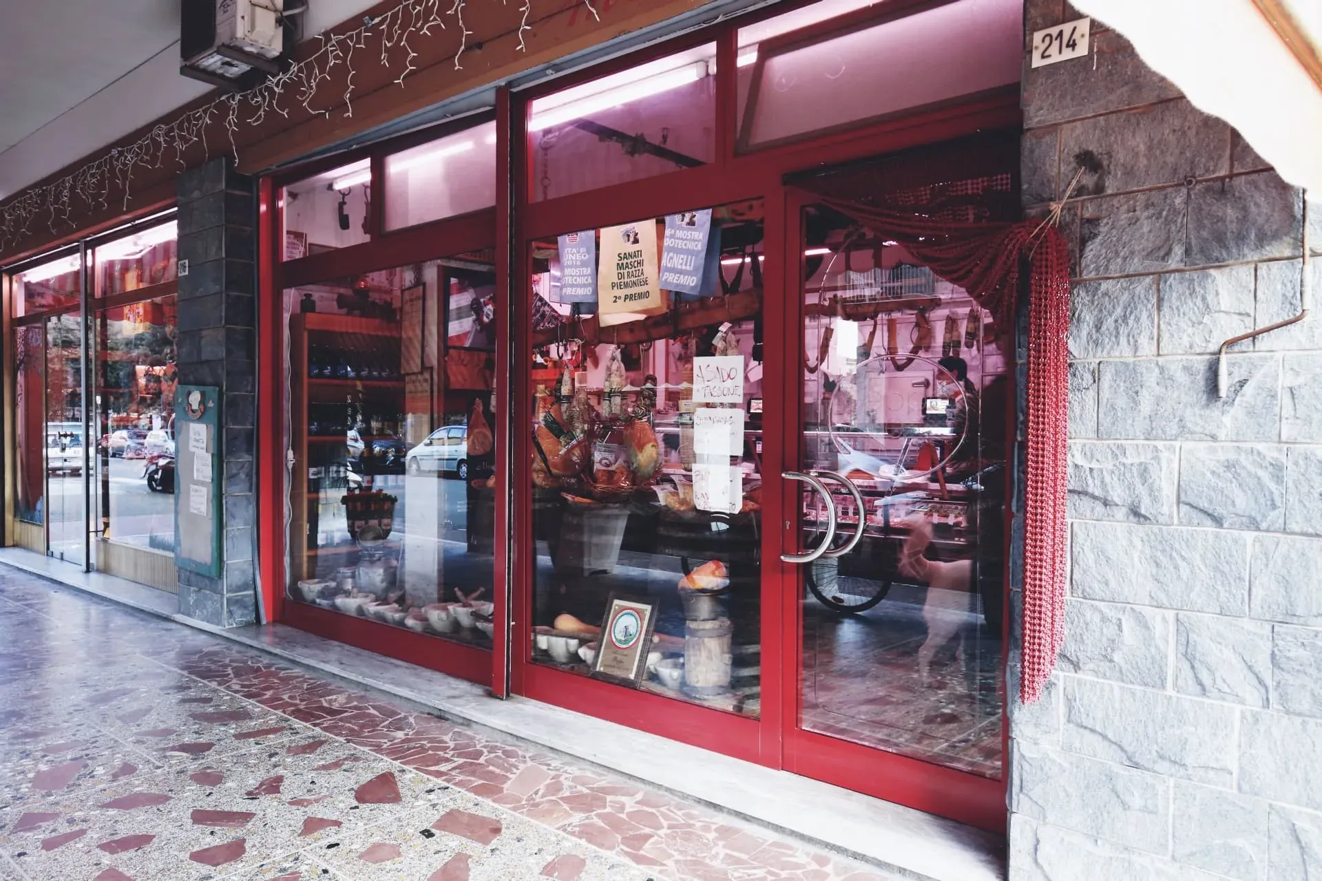 La vetrina rossa della bottega sulla strada
