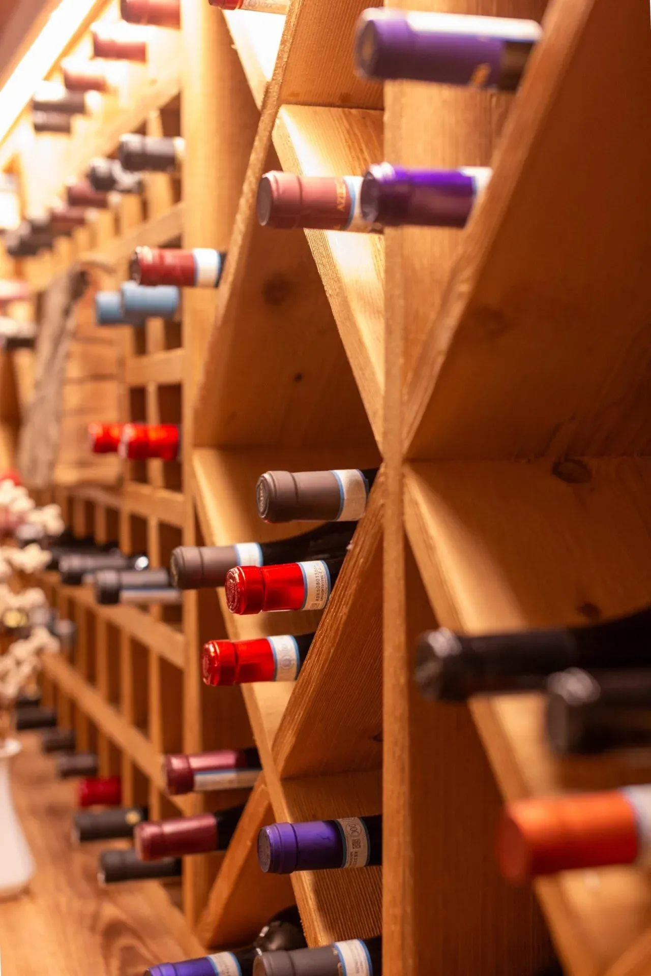 Le bottiglie nella cantinetta di legno