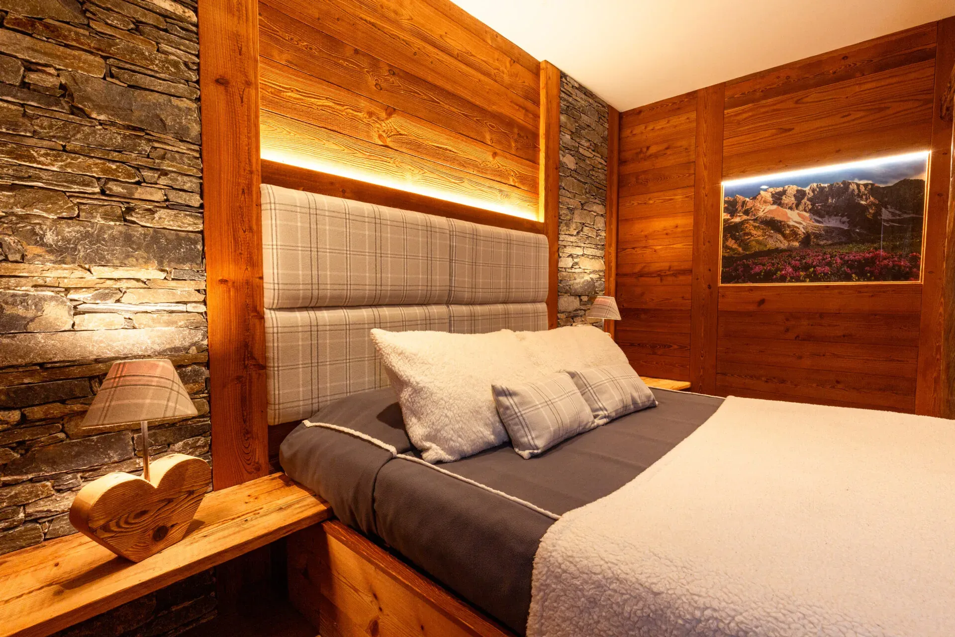 Una camera dell’Hotel Valle Pesio, fra legno e pietra